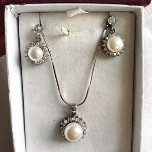 Matching Pearl earring and necklace set